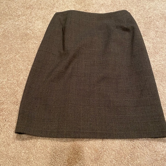 Tailor B. Moss Brown Plaid Skirt - Picture 2 of 7